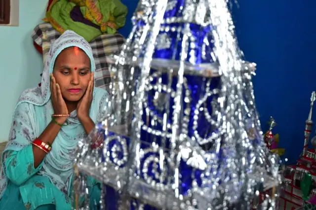 উত্তরপ্রদেশে মহররমের তাজিয়ায় এক হিন্দু রমণীর শ্রদ্ধা নিবেদন। ফাইল ছবি