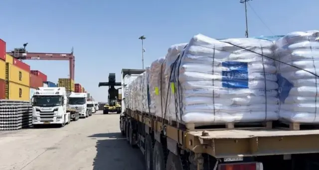 इसराइल के अशदोद कंटेनर बंदरगाह पर ग़ज़ा के लिए आटा लेकर खड़े विश्व खाद्य कार्यक्रम के ट्रक