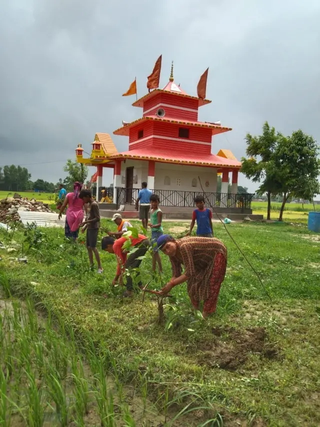 श्रमदान गर्दै