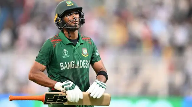 দলের হয়ে সর্বোচ্চ ৫৬ রান করার পর আউট হয়ে সাজগরে ফিরছেন মাহমুদুল্লাহ