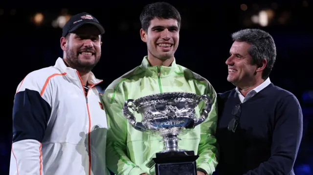 Alkaraz sa bratom i ocem nakon pobede na Australijan openu