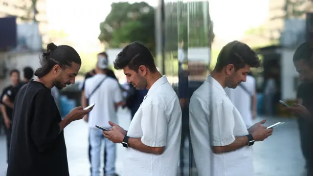 نگرانی از اینترنت محدود همزمان با حمله تندروها به دولت؛ «زمینه آشوب داخلی را فراهم میکند»