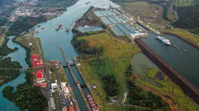 Pogled iz vazduha na brodove i brane Miraflores u Panamskom kanalu