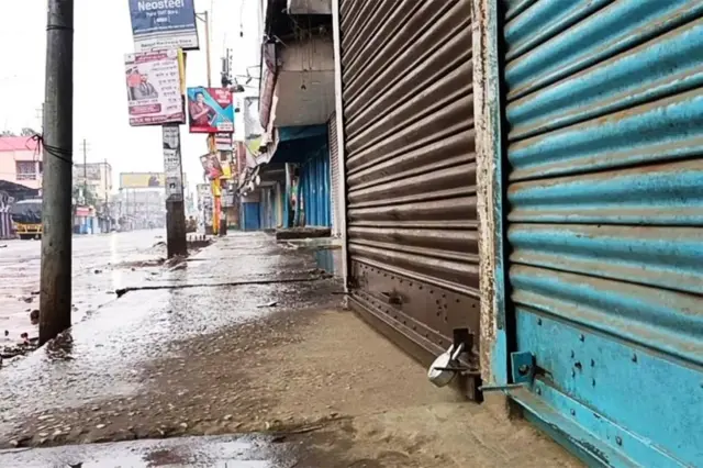 तृणमूल और भाजपा समर्थकों के बीच हिंसक झड़प के बाद दिनहाटा में टीएमसी की ओर से बुलाए गए बंद के दौरान बंद दुकानें.