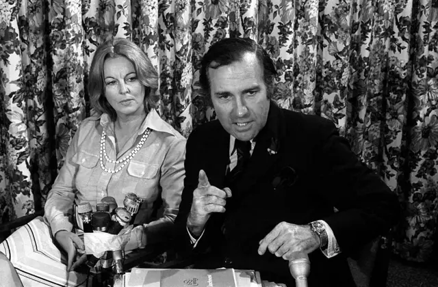 সাংবাদিক বৈঠকে স্ত্রীর সঙ্গে জন স্টোনহাউস।