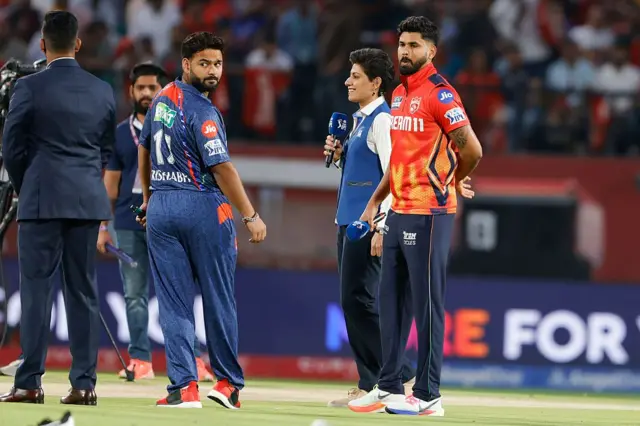 டாஸ் வென்ற ரிஷப் பன்ட் பந்துவீச்சை தேர்வு செய்தார் 