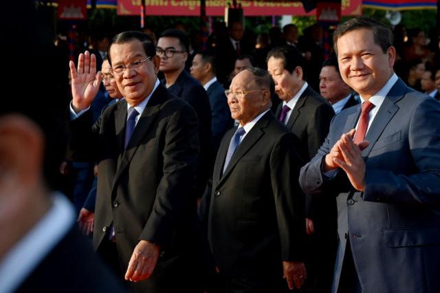 Ông Hun Sen (trái) cùng con trai, Thủ tướng Hun Manet (phải)