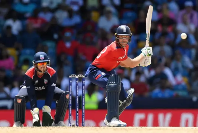 டி20 உலகக்கோப்பை: தடுமாறிய அமெரிக்கா, அரையிறுதிக்குச் சென்ற இங்கிலாந்து