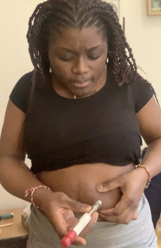 u cours de son traitement, Reine a du se piquer sur la cuisse ou le ventre tous les soirs pendant huit jours 