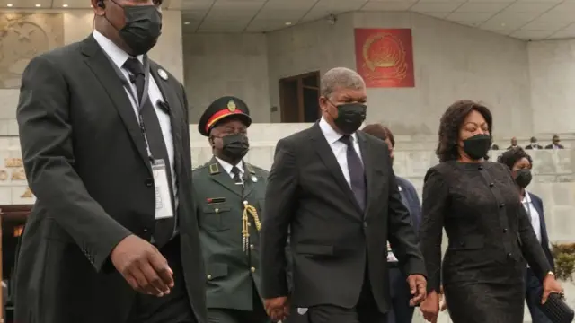 Perezida João Lourenco(hagati) yari akuriye umuhango wo gusezeraho uwo yasimbuye