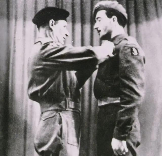 El mariscal de campo Bernard Law Montgomery entrega la cruz militar al capitán Robert Maxwell