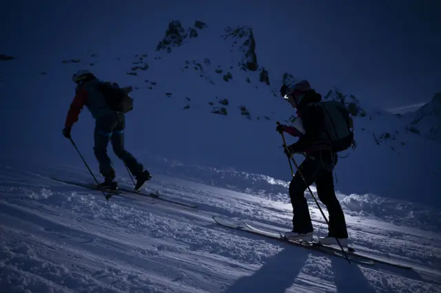 شرکت‌کنندگان از دامنه کوه بالا می‌روند