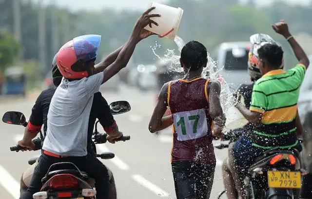 ගම හරහා දිවීම යනු ලෝක මලල ක්‍රීඩා ක්ෂේත්‍රයේ ඇති මරතන් තරග ඉසව්ව සිහි කැඳවන ක්‍රීඩාවකි.