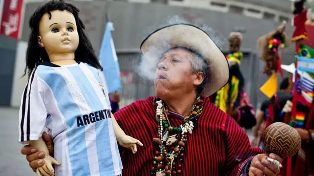 Seorang dukun melakukan ritual menjelang pertandingan Peru vs Argentina pada Piala Dunia di Lima, Juni 2014.