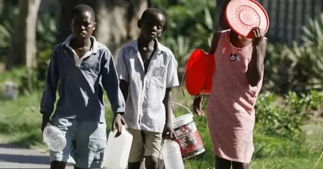 ụmụaka na-aga ichu mmiri