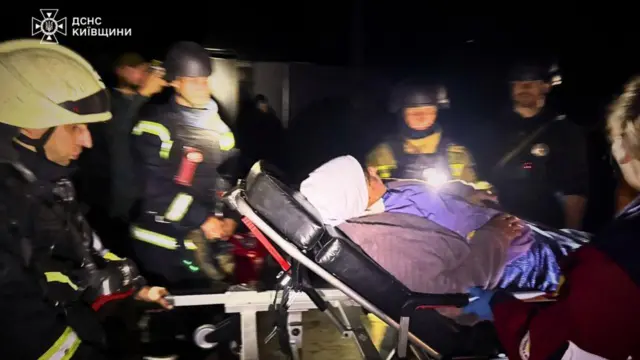 Спасатели везут пострадавшего
