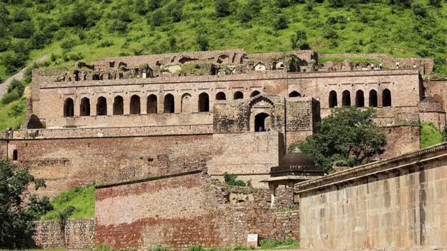 રાત્રિના સમયે આ કિલ્લામાંથી વિચિત્ર અવાજો આવે છે