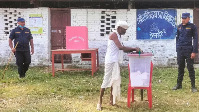 स्थानीय तह उपनिर्वाचनमा मतदान गर्दै किरियापुत्री