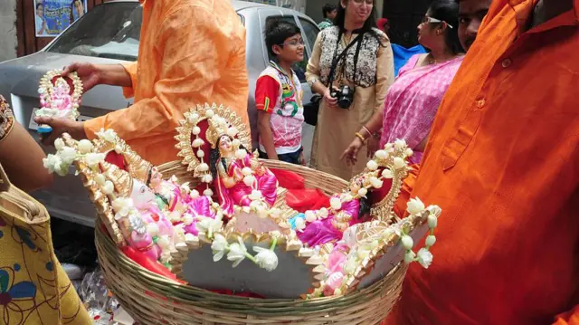 বাঙালি হিন্দু ব্যবসায়ীদের একাংশ পয়লা বৈশাখে পুজো দিয়ে নতুন বছরের হিসাবের খাতা চালু করেন