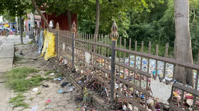 माया देवी मंदिर के पास बिखरी गंदगी