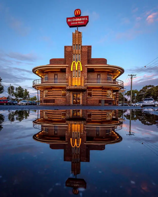 Будівля Макдональдса віддзеркалюється у воді