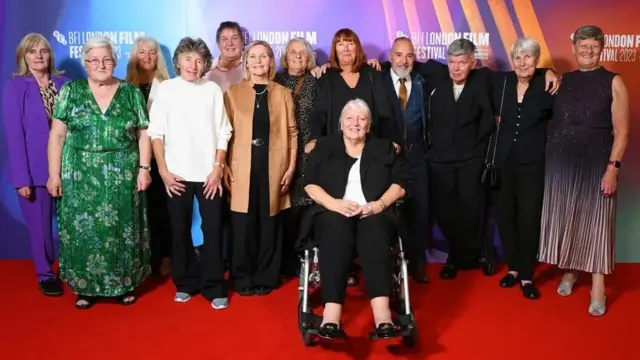 As jogadoras posam na estreia do documentáriocomo ganhar dinheiro na aposta de futebolLondres