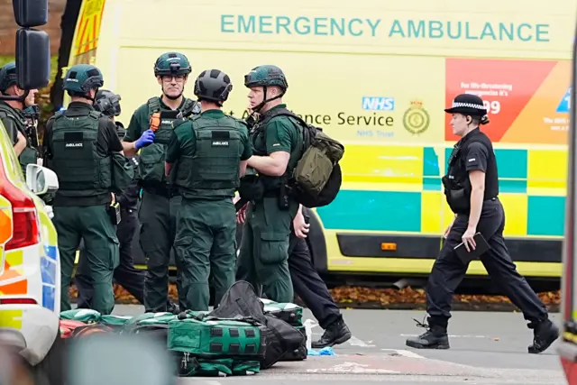 Policijske snage na licu mesta, napad kod sinagoge u mančesteru, napad u mančesteru, policajci na mestu napada kod sinagoge u mančesteru