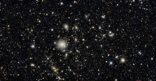 Galaksiler, yıldızlar ve asteroitlerle dolu uzay fotoğrafı