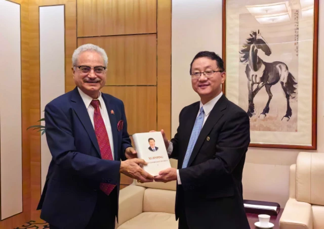 चिनियाँ विदेश मन्त्रालयको डिपार्टमेन्ट अफ एशियन अफेअर्सका डाइरेक्टर जेनरल लिऊ जिनसोङसँग बेइजिङस्थित नेपाली राजदूत कृष्णप्रसाद ओली