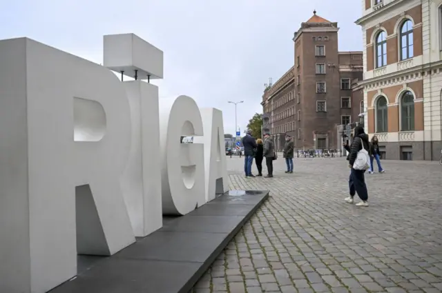 Personas caminan por una calle de Riga.