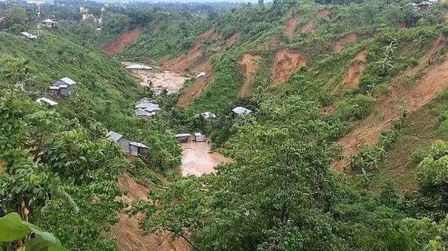 টানা বর্ষণের ফলে ভূমিধসে চাপা পড়ে এ ধরণের বাড়িঘর।