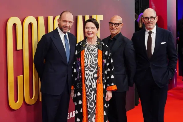 Ralph Fiennes, Isabella Rossellini, Stanley Tucci y Edward Berger en el estreno de "Cónclave" en Londres