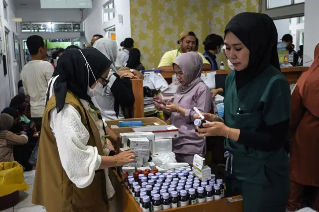Petugas medis menyiapkan obat-obatan saat siswa menerima perawatan di Puskesmas Citalem setelah mengalami keracunan MBG di Kabupaten Bandung Barat, Jawa Barat, pada 24 September 2025.