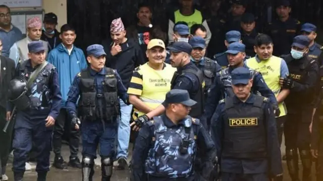 दुर्गा प्रसाईँ प्रहरीको घेरामा