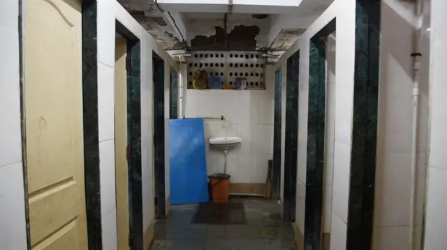 अनेकदा शौचालयांची परिस्थिती चांगली नसते 