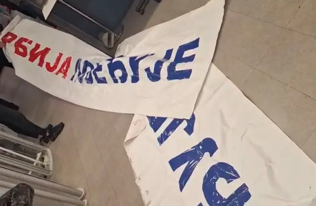 transparent srbija pobeđuje, Crnogorska policija objavila je fotografije zaplenjenog transparenta 'Srbija pobeđuje' za koji je saopštila da su ga doneli ljudi iz Srbije zadržani, a potom deportovani iz Crne Gore