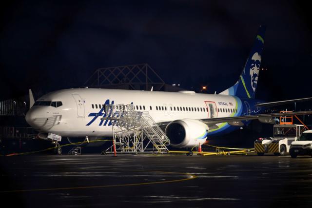 Hình ảnh chiếc Boeing 737 Max của hãng Alaska Airlines sau khi hạ cánh khẩn cấp do bị bung tấm bịt cửa trên không