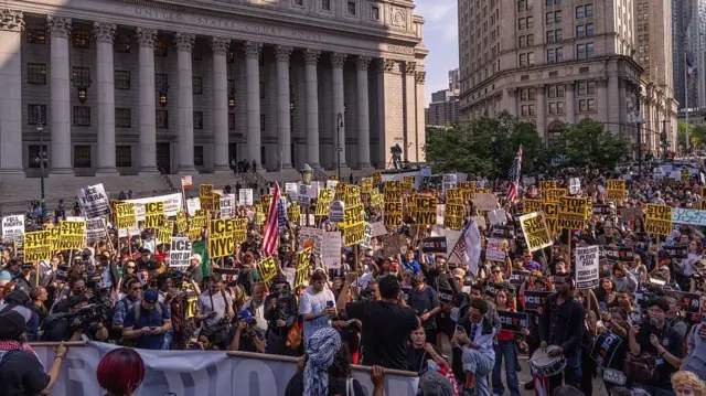 Cientos de personas se congregaron para protestar en Manhattan donde la policía realizó varios arrestos.