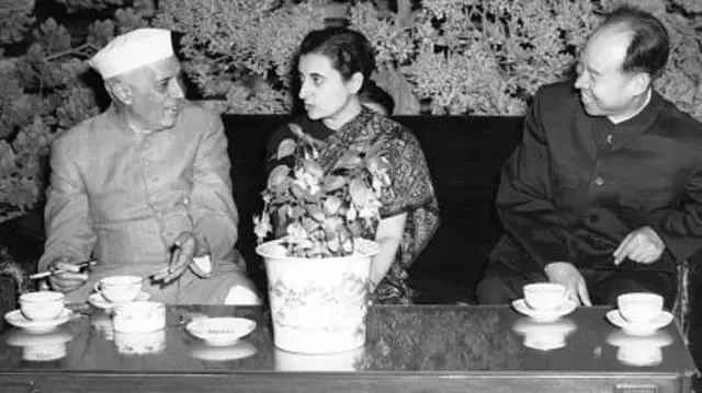 1954માં પેકિંગની યાત્રા સમયે ચીનના વડા પ્રધાન સાથે નહેરુ અને ઇંદિરા (