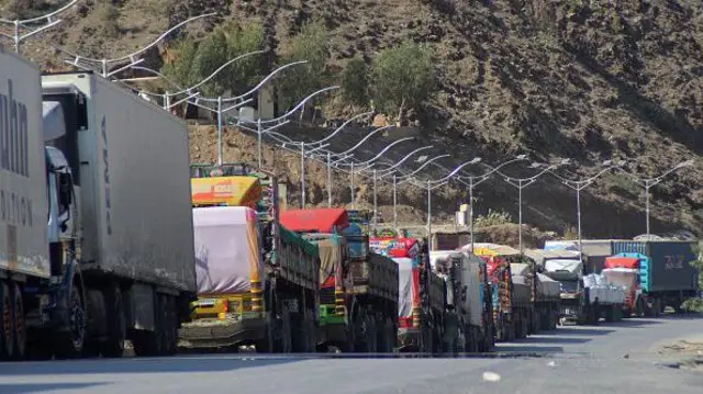 بار وړونکي موټرونه ولاړ دي او پردې یې پر کښلې دي