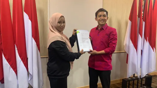 Komalawati (kiri) menyerahkan berkas konflik lahan di Air Bangis kepada Wakil Menteri ATR/BPN Raja Juli Antoni