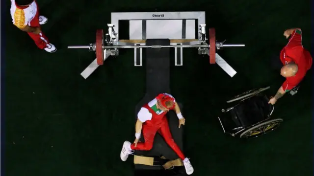 جولی اکنون به دلیل معلولیت از ویلچر استفاده می‌کند و حتی برای باز کردن درب ورودی خانه‌اش٬ دست و پنجه نرم می‌کند.