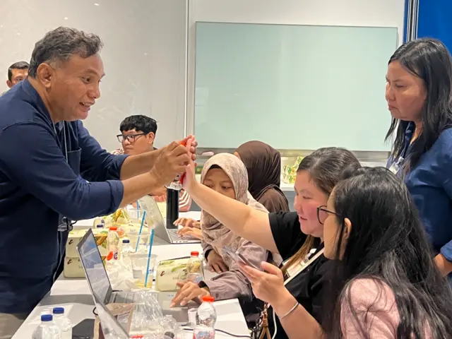 Sianna sedang mempelajari teknik pengambilan foto ketika workshop digital storytelling Disabilitas Punya Cerita yang diselenggarakan Katha Kita.