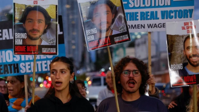 بستگان یکی از گروگان‌ها در مقابل وزارت دفاع اسرائیل در تل‌آویو(مارس ۲۰۲۴). خانواده گروگان‌ها طی پانزده ماه اخیر، برای آزادی آنها تجمع می‌کردند