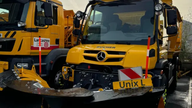 Una máquina quitanieves amarilla, con un quitanieves en el frente