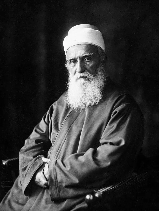 'Abdu'l-Bahá était le fils aîné de Bahá'u'lláh, le prophète fondateur de la foi bahá'íe.
