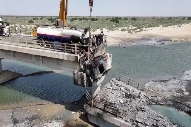 Picha ya uharibifu baada ya shambulio dhidi ya Daraja la Girveh, magharibi mwa jiji la Bandar Abbas.
