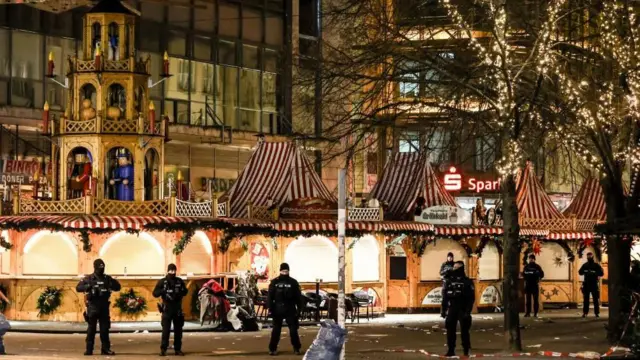 事件後のマーケットを警備する警官たち