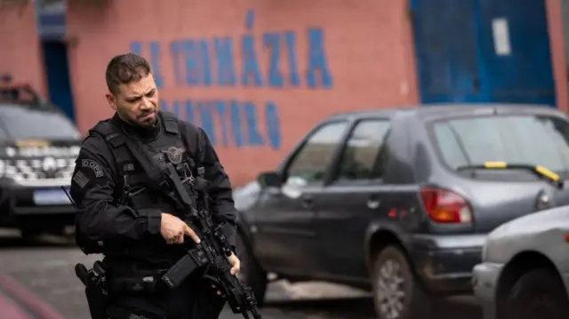 Policialcasa de betsfrente a escola