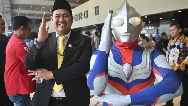 Anggota DPR masa bakti 2024-2029 Jamaludin Malik berpose dengan maskot kampanyenya usai pelantikan di Kompleks Parlemen, Senayan, Jakarta, Selasa (1/10/2024).